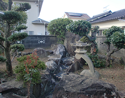お庭の手入れ
